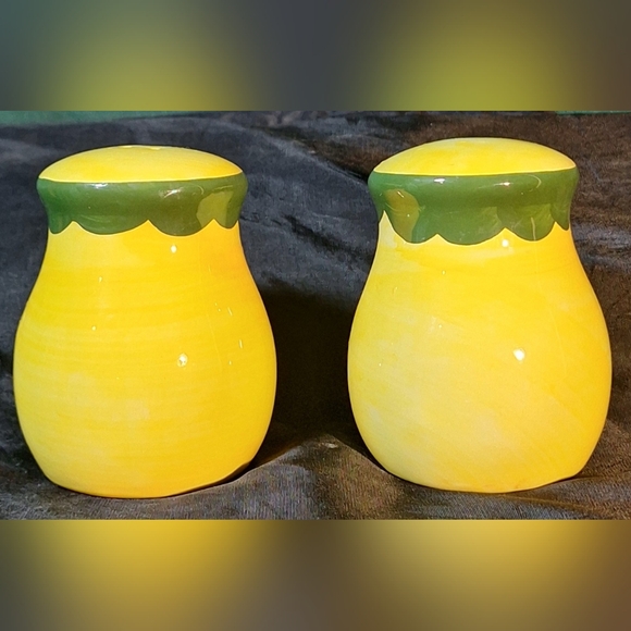 Yellow Rooster Salt and Pepper Shakers - Picture 2 of 4